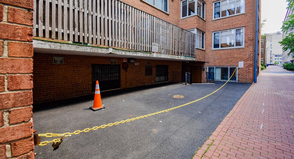 More Photos Of 940 25th St NW, Washington Apartments For Sale