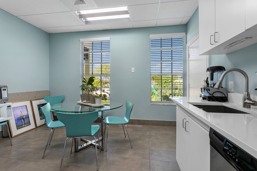 More Photos Of 11811 US Highway 1, North Palm Beach General Retail For Lease