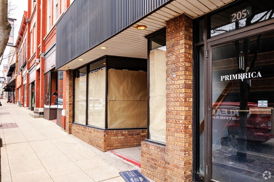 More Photos Of 207 E Chicago St, Elgin Restaurant For Lease