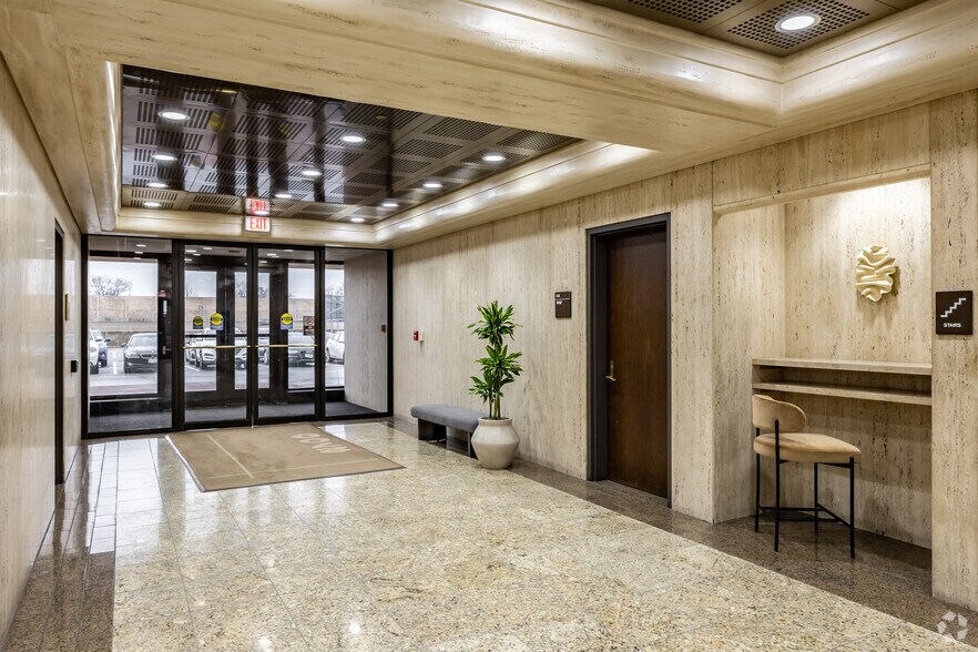 More Photos Of 2700 S River Rd, Des Plaines Office For Lease