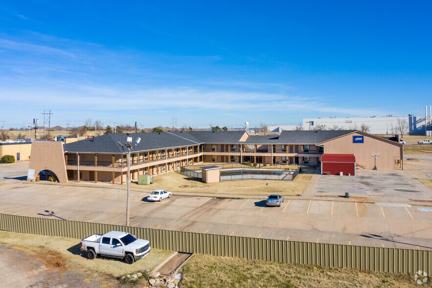 More Photos Of 321 N Mustang Rd, Yukon Hotel For Sale