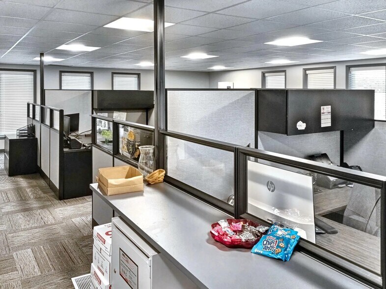 More Photos Of 2435 W Glenwood Ave, Joliet Office For Sale