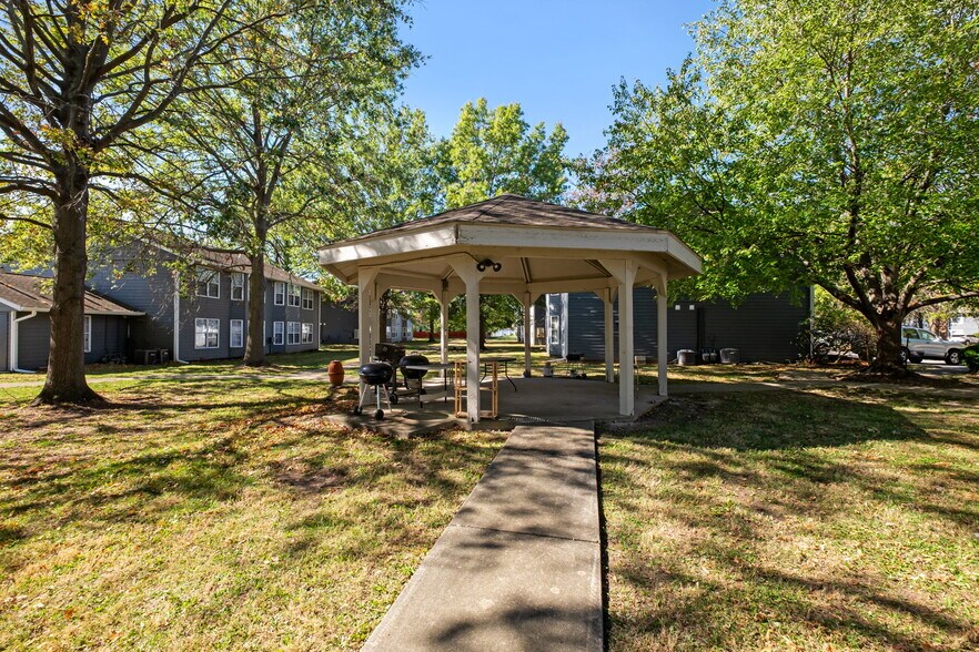 More Photos Of 101-103 Whitsell Way, Granite City Apartments For Sale