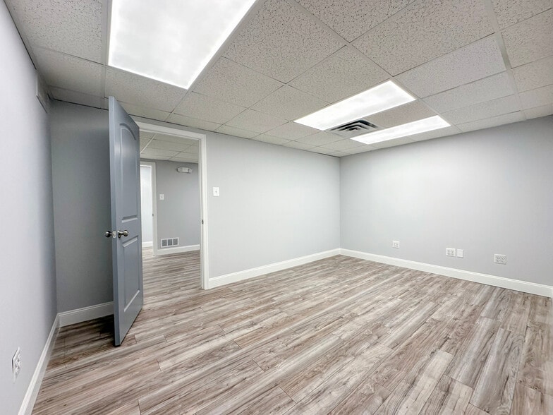 More Photos Of 406 E Pennsylvania Blvd, Feasterville Trevose Light Distribution For Lease