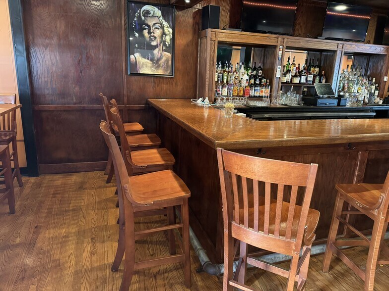 More Photos Of 73 Ferry St, Middletown Bar For Sale