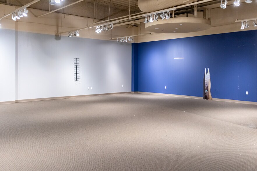 More Photos Of 495 S Grand Central Pky, Las Vegas Showroom For Lease