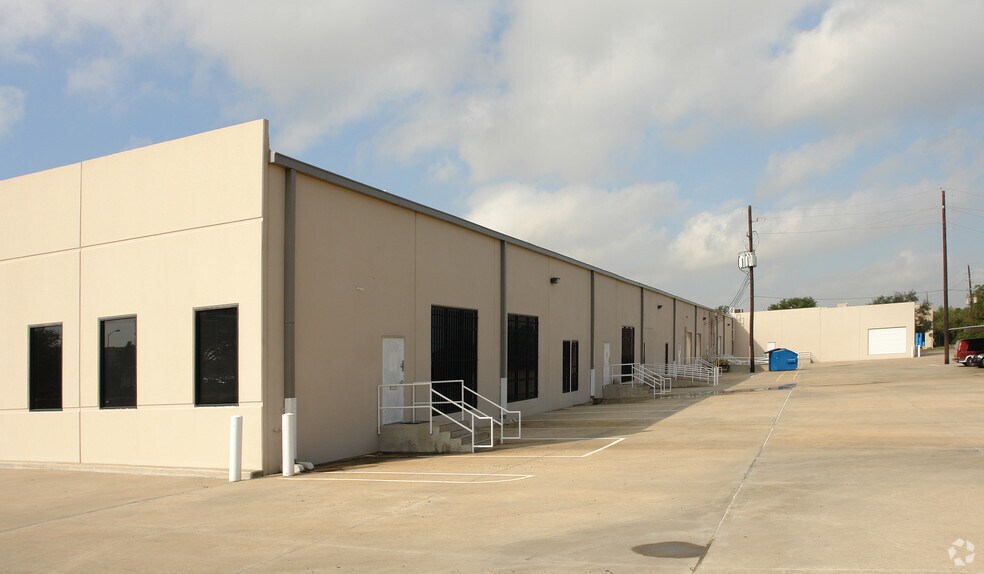 More Photos Of 16670-16700 Park Row, Houston Light Distribution For Lease