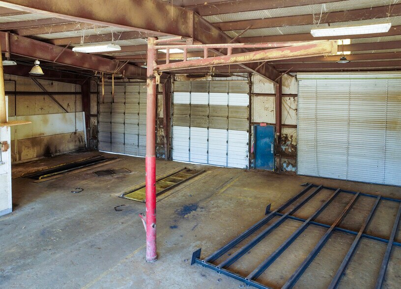 More Photos Of 5425 W Oak St, Palestine Flex For Lease