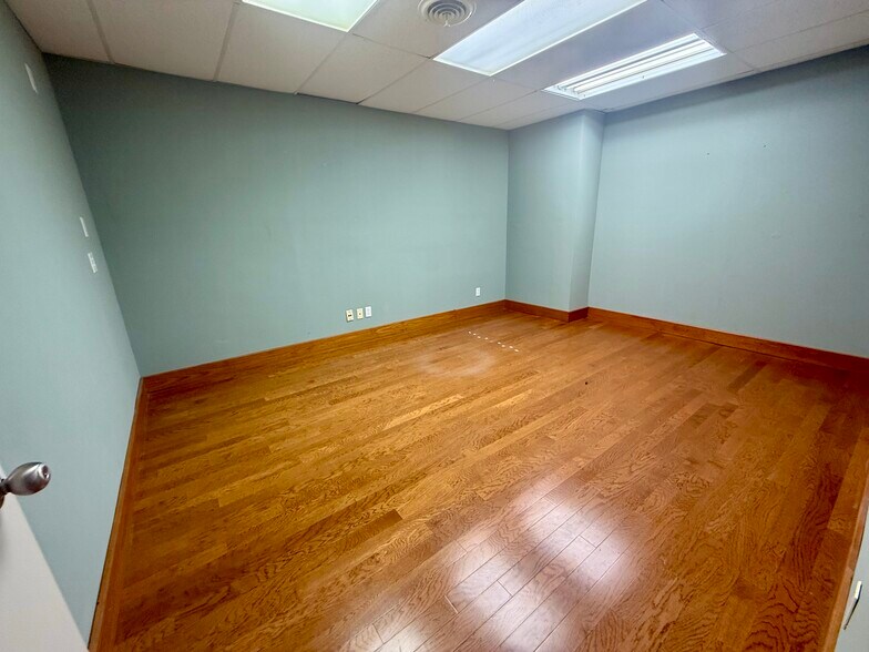 More Photos Of 170 8th St SE, Paris Office For Sale
