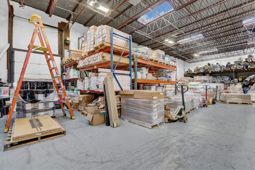 More Photos Of 665 Commercial Ave, Garden City Showroom For Sale