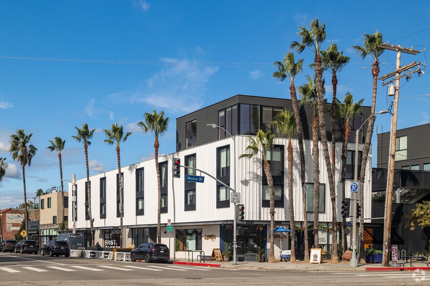 Primary Photo Of 1645 Abbot Kinney Blvd, Venice Apartments For Lease