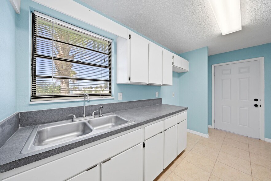 More Photos Of 100 Lucas Rd, Merritt Island Carwash For Sale