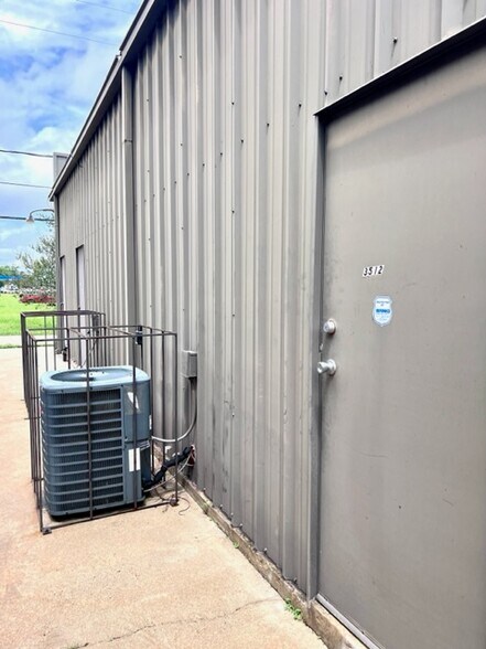 More Photos Of 3512 Avenue I, Rosenberg Office For Lease