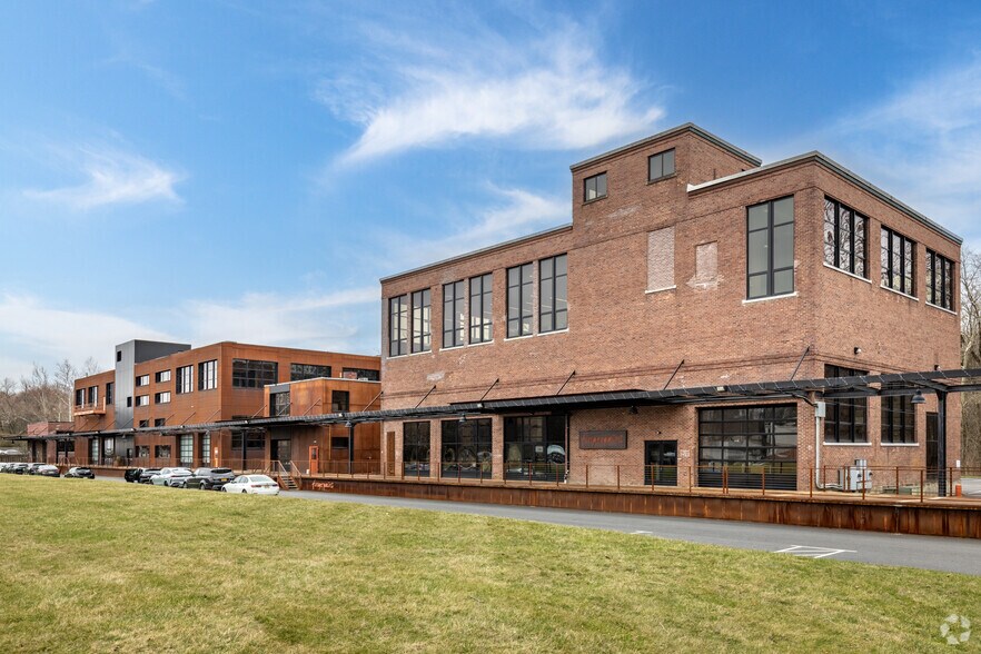 More Photos Of 4 E Frederick Pl, Cedar Knolls Office For Lease