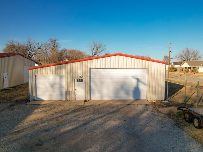 More Photos Of 210-212 N Pine St, Ponca City Light Distribution For Sale