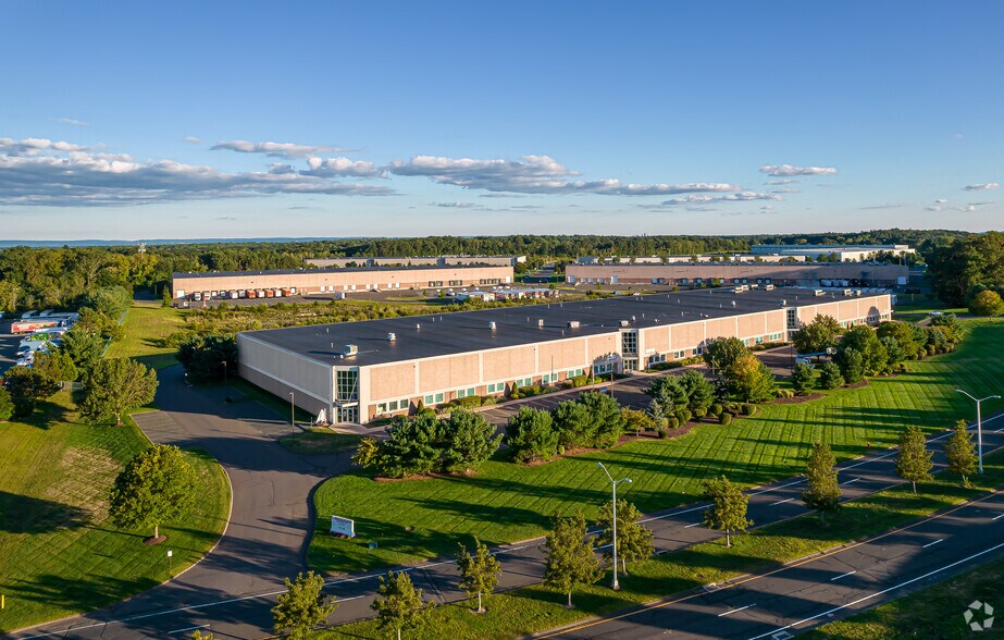 More Photos Of 75 International Dr, Windsor Warehouse For Lease