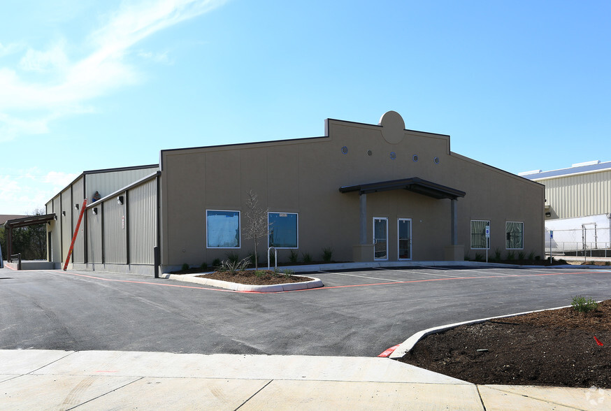 Primary Photo Of 15002 Tradesman, San Antonio Showroom For Lease