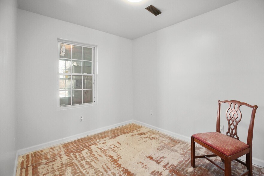 More Photos Of 112 Pegram Ln, Fredericksburg Office For Sale
