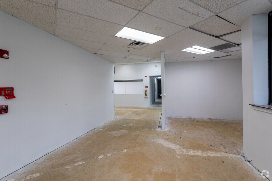 More Photos Of 6 Terri Ln, Burlington Light Distribution For Lease