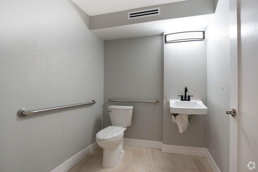 More Photos Of 404 Hargreaves Ave, Punta Gorda Office For Sale