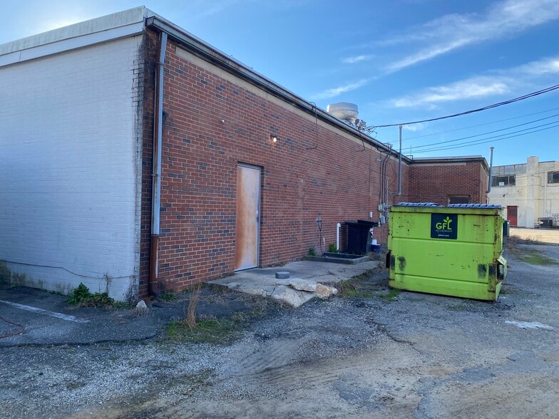 More Photos Of 115 Oakridge Ave, Fayetteville Office For Sale