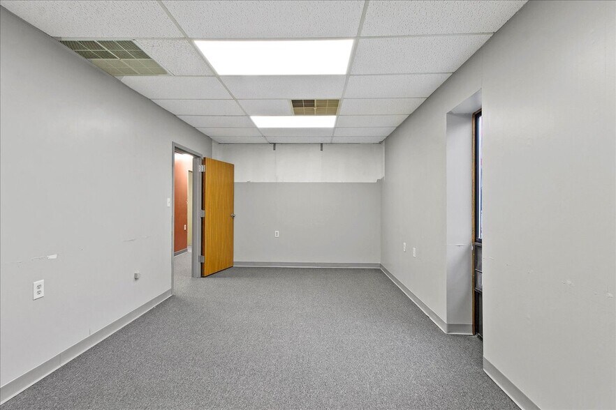 More Photos Of 6886 Wishart St, Huntsville Light Distribution For Lease