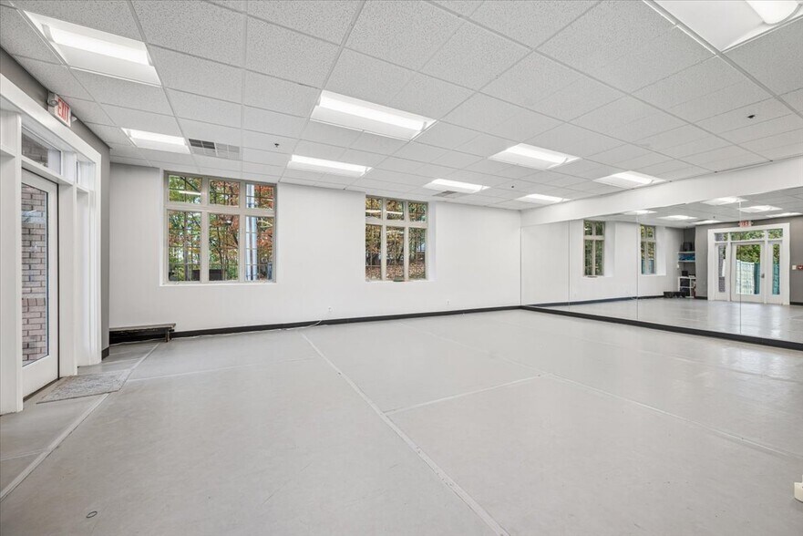 More Photos Of 258 King George Rd, Warren Office For Sale