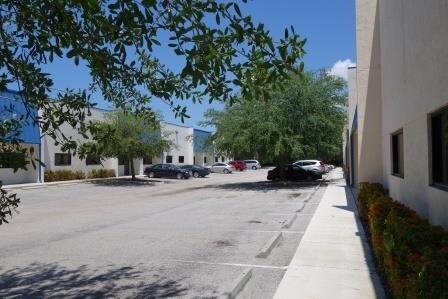 More Photos Of 723 Commerce Dr, Venice Manufacturing For Lease