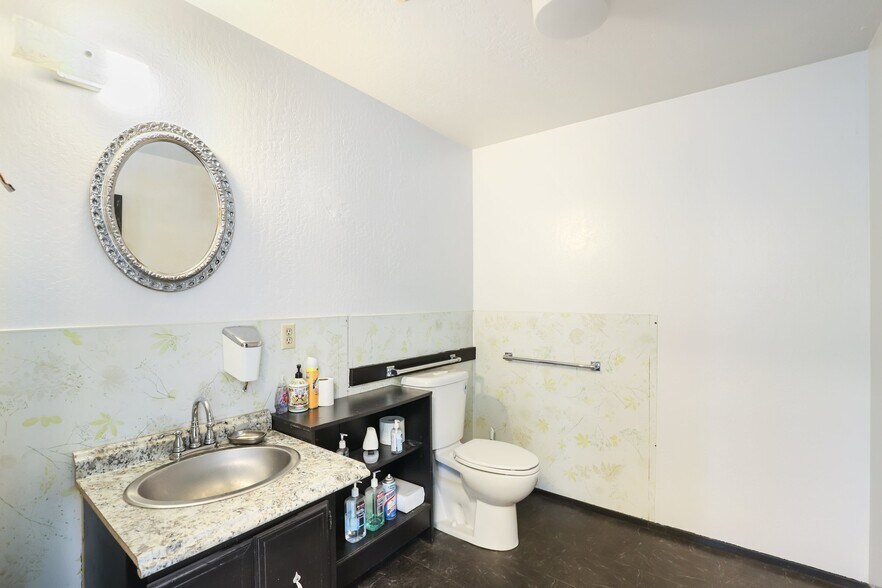 More Photos Of 1218 S C St, Port Angeles Flex For Sale