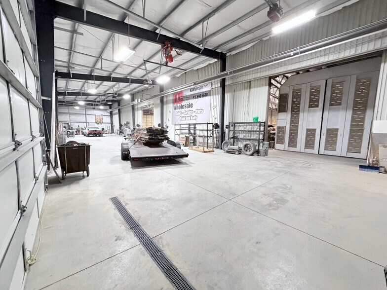 More Photos Of 701 SW 1st St, Oak Grove Industrial For Lease