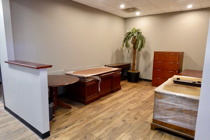 More Photos Of 1221 N Kelly Ave, Edmond General Retail For Lease