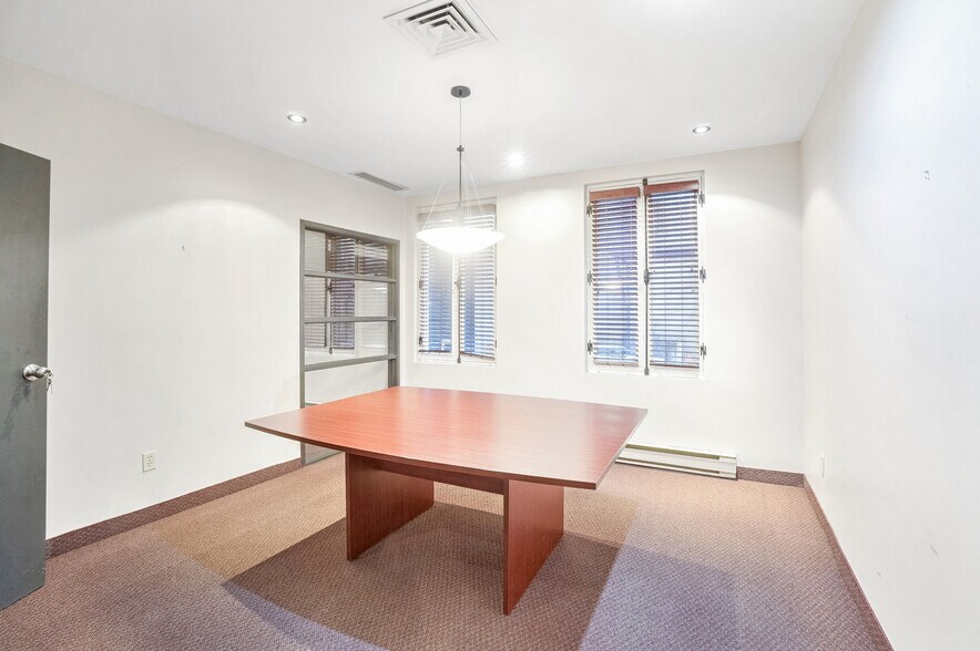 More Photos Of 164 Rue Notre-Dame E, Montréal Office For Sale