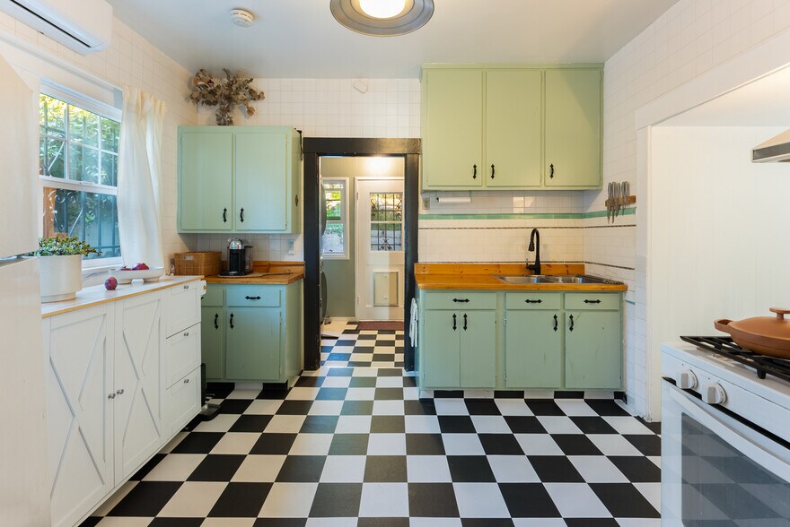 More Photos Of 534 Casanova St, Los Angeles Apartments For Sale