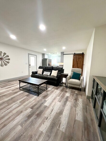 More Photos Of 104 E Main St, Johnson City Loft Creative Space For Lease