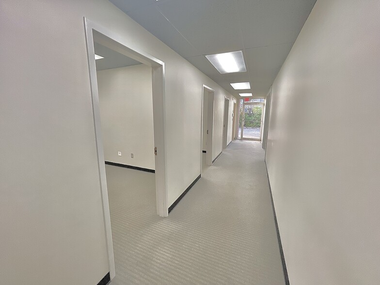 More Photos Of 909 E Rolling Hills Dr, Fayetteville Office For Lease