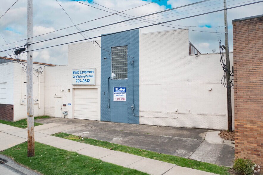 More Photos Of 140C Pennsylvania Ave, Oakmont Warehouse For Lease