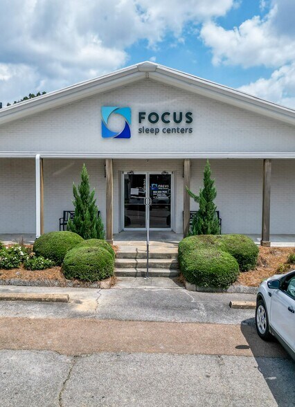 More Photos Of 2885-2889 South Lamar Blvd., Oxford Storefront Retail Office For Sale