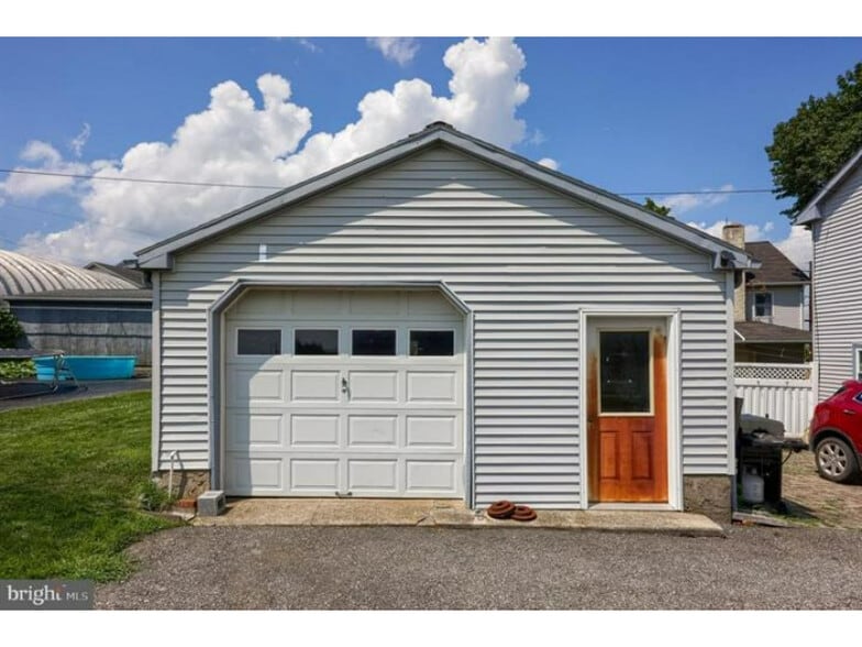More Photos Of 240 Railroad Ave, Bird In Hand Flex For Sale