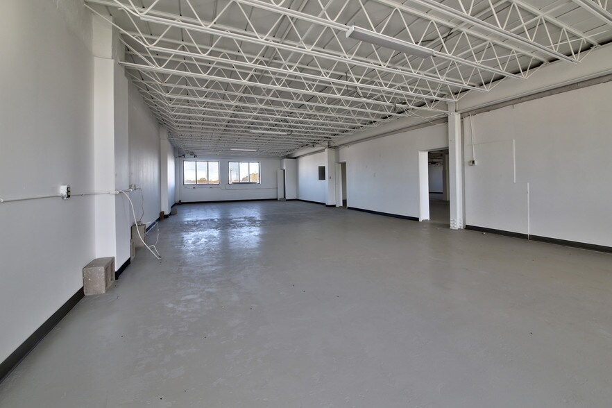 More Photos Of 8515 Av 9e, Montréal Light Manufacturing For Sale