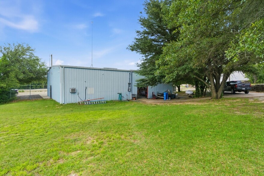 More Photos Of 10901 Jacksboro Hwy, Fort Worth Warehouse For Sale