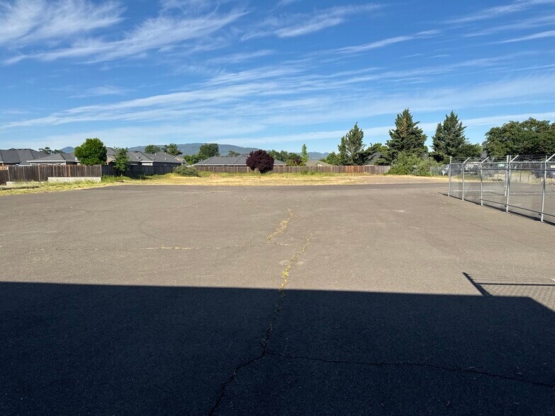 More Photos Of 4399 Table Rock Rd, Central Point Contractor Storage Yard For Lease