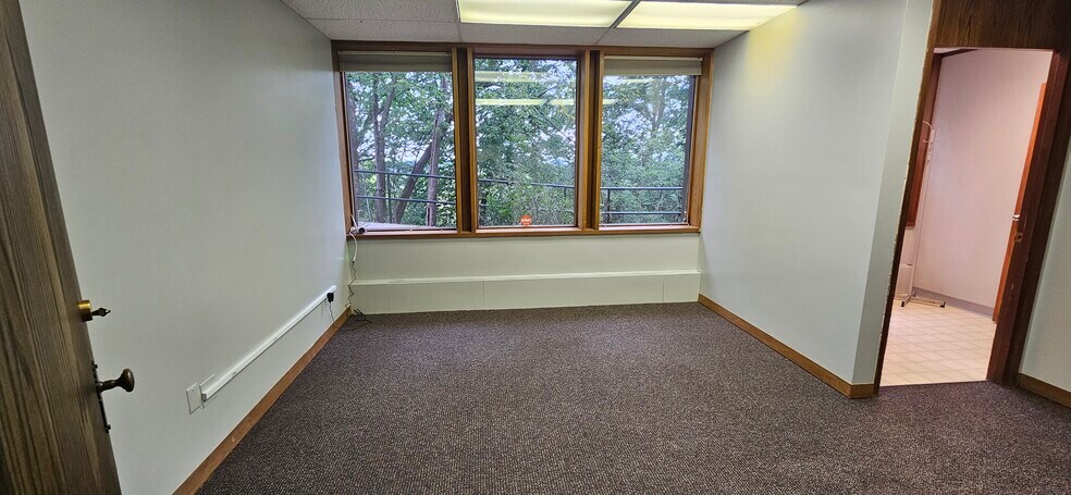 More Photos Of 1010 Oak Ridge Dr, Eau Claire Loft Creative Space For Lease