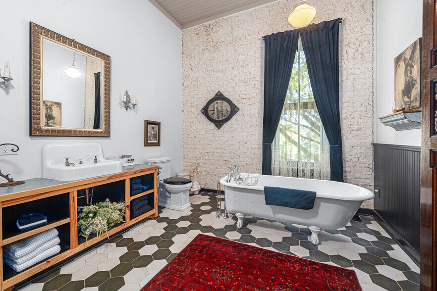 More Photos Of 411 E Front Ave, Chester Hospitality For Sale