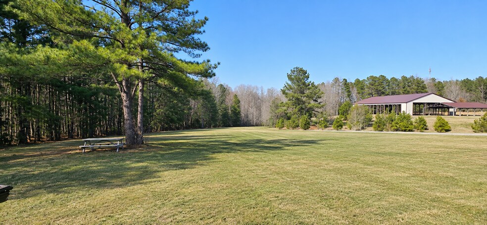 More Photos Of 302 W Colonial Trail Hwy, Blackstone Freestanding For Lease