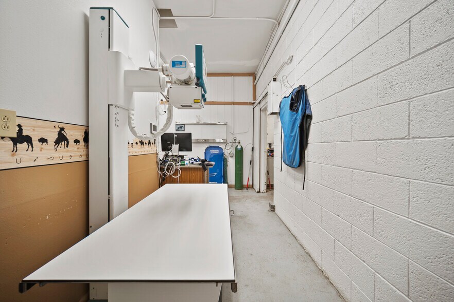 More Photos Of 5280 Edison Ave, Colorado Springs Veterinarian Kennel For Sale