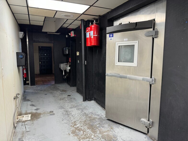 More Photos Of 1525 4th St, Sarasota Restaurant For Lease