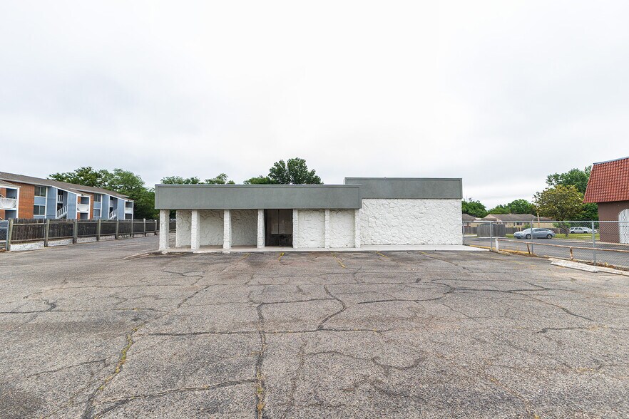 More Photos Of 2234 S Oliver St, Wichita Freestanding For Sale