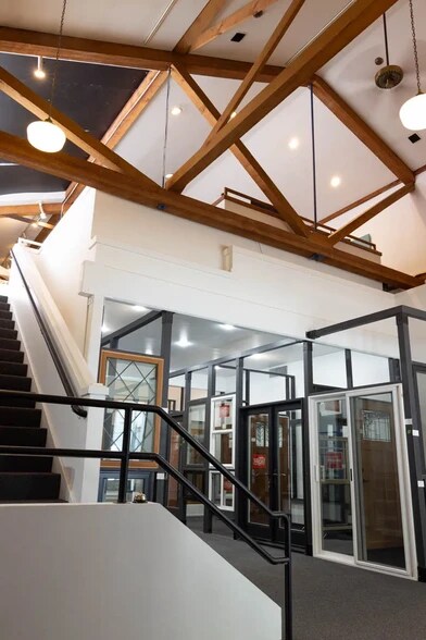 More Photos Of 921 Elliott Ave W, Seattle Showroom For Lease