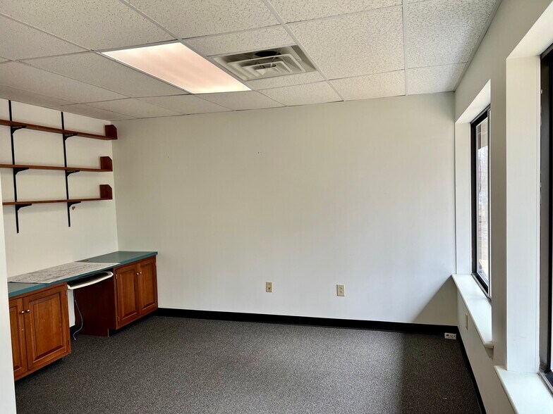 More Photos Of 1085 Route 4 E, Rutland Office For Lease