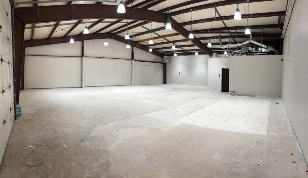More Photos Of 132 NW 67th St, Oklahoma City Warehouse For Lease